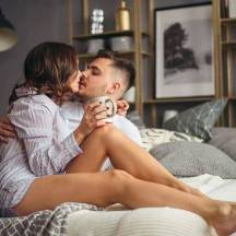 Мастурбация в семейной спальне. Необычный опыт 