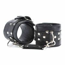 Наручники BDSM Арсенал с заклепками на пряжке, черные. Нет в наличии Наручники BDSM Арсенал с заклепками на пряжке, черные