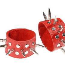 Напульсники с шипами и заклепками Sitabella, красные