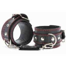 Наножники BDSM Арсенал с клепками и контрастной строчкой, черные. Нет в наличии Наножники BDSM Арсенал с клепками и контрастной строчкой, черные