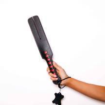 Шлепалка Scandal из натуральной кожи с разрезом, черная с красным. Нет в наличии Шлепалка Scandal из натуральной кожи с разрезом, черная с красным