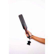 Шлепалка Scandal из натуральной кожи с разрезом, черная с красным. Нет в наличии Шлепалка Scandal из натуральной кожи с разрезом, черная с красным