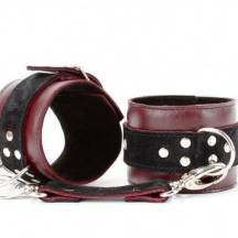 Наручники BDSM Арсенал Lady's Arsenal с замшевым ремешком, бордовые