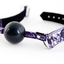 Кляп с кружевным ремешком Marcus, пурпурный. Нет в наличии Кляп с кружевным ремешком Marcus, пурпурный