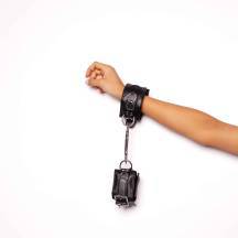 Наручники Scandal из натуральной кожи на карабинах, черные