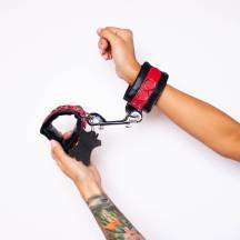 Наручники Scandal из натуральной кожи на карабинах, черные с красным