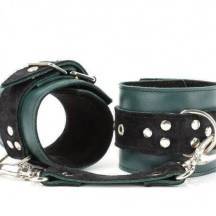 Наручники BDSM Арсенал Lady's Arsenal с замшевым ремешком, изумрудные. Нет в наличии Наручники BDSM Арсенал Lady's Arsenal с замшевым ремешком, изумрудные