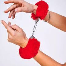 Шикарные наручники с пушистым красным мехом Be Mine, OC