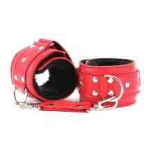 Наручники с мехом и заклепками BDSM Арсенал, красные. Нет в наличии Наручники с мехом и заклепками BDSM Арсенал, красные