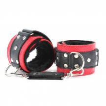 Наручники с мехом и заклепками BDSM Арсенал, красно-черные. Нет в наличии Наручники с мехом и заклепками BDSM Арсенал, красно-черные