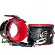 Наручники лакированные BDSM Арсенал с контрастной строчкой, черно-красные