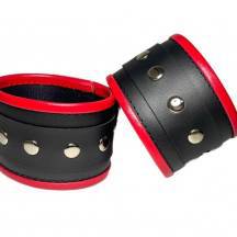 Наручники BDSM Арсенал с клепками, красно-черные