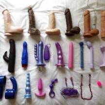 Уход за секс игрушками: как делать это правильно