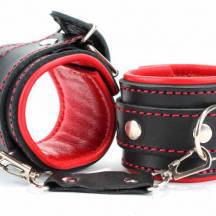 Наножники BDSM Арсенал с контрастной строчкой, черно-красные