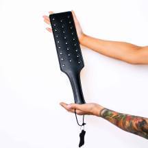 Шлепалка Scandal из натуральной кожи с клёпками, черная