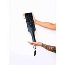 Шлепалка Scandal из натуральной кожи с клёпками, черная Шлепалка Scandal из натуральной кожи с клёпками, черная