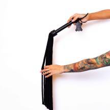 Флоггер Scandal из натуральной кожи с замшевым хвостом, черный