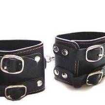 Наручники с двумя ремешками, заклепками и контрастным швом Пикантные штучки, черные