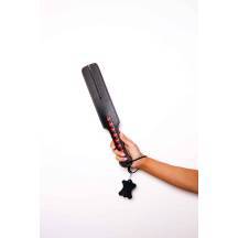 Шлепалка Scandal из натуральной кожи с разрезом, черная с красным