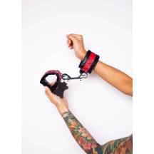 Наручники Scandal из натуральной кожи на карабинах, черные с красным