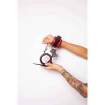 Наручники Scandal из натуральной кожи на цепи, черные с красным