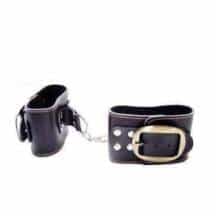 Наручники с заклепками и контрастным швом Пикантные штучки, черные