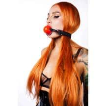 Кляп Scandal с ремешком из натуральной кожи и силиконовым шариком, черный с красным