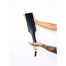 Шлепалка Scandal из натуральной кожи с клёпками, черная