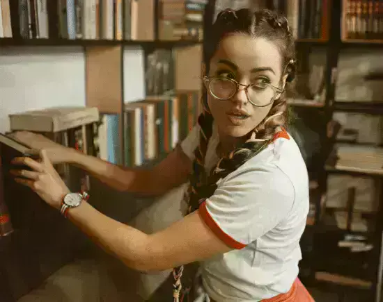 Қыз бен үлкен еркек жыныстық қатынасқа түседі Кроссовкаларды бейнелейтін онлайн порно