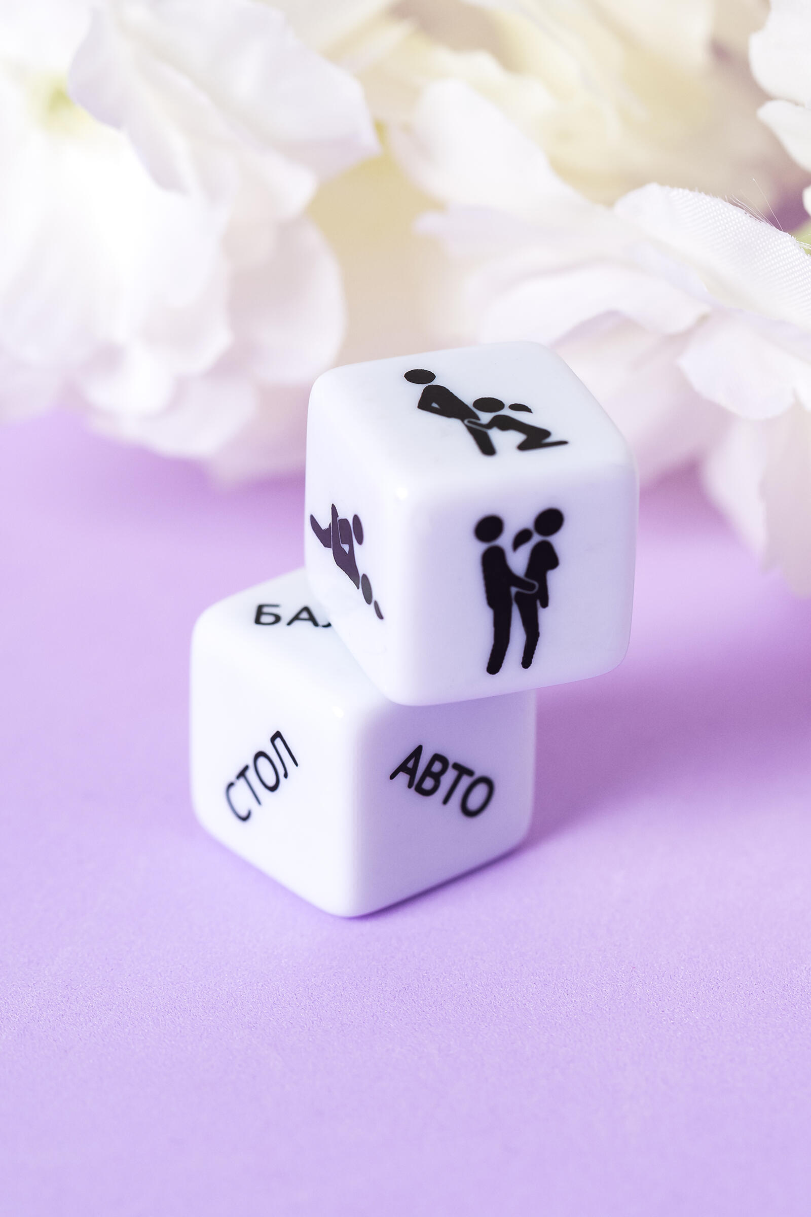 Кубики для эротической игры Eromantica Грани любви в бархатном мешочке, белые