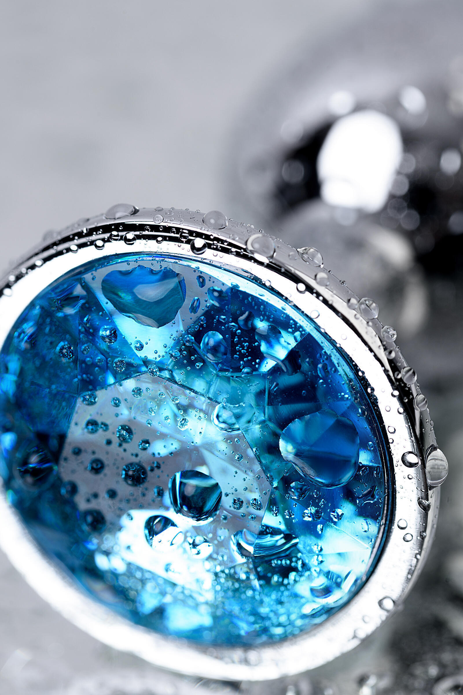 Анальная пробка Metal by Toyfa c голубым кристаллом, серебристый