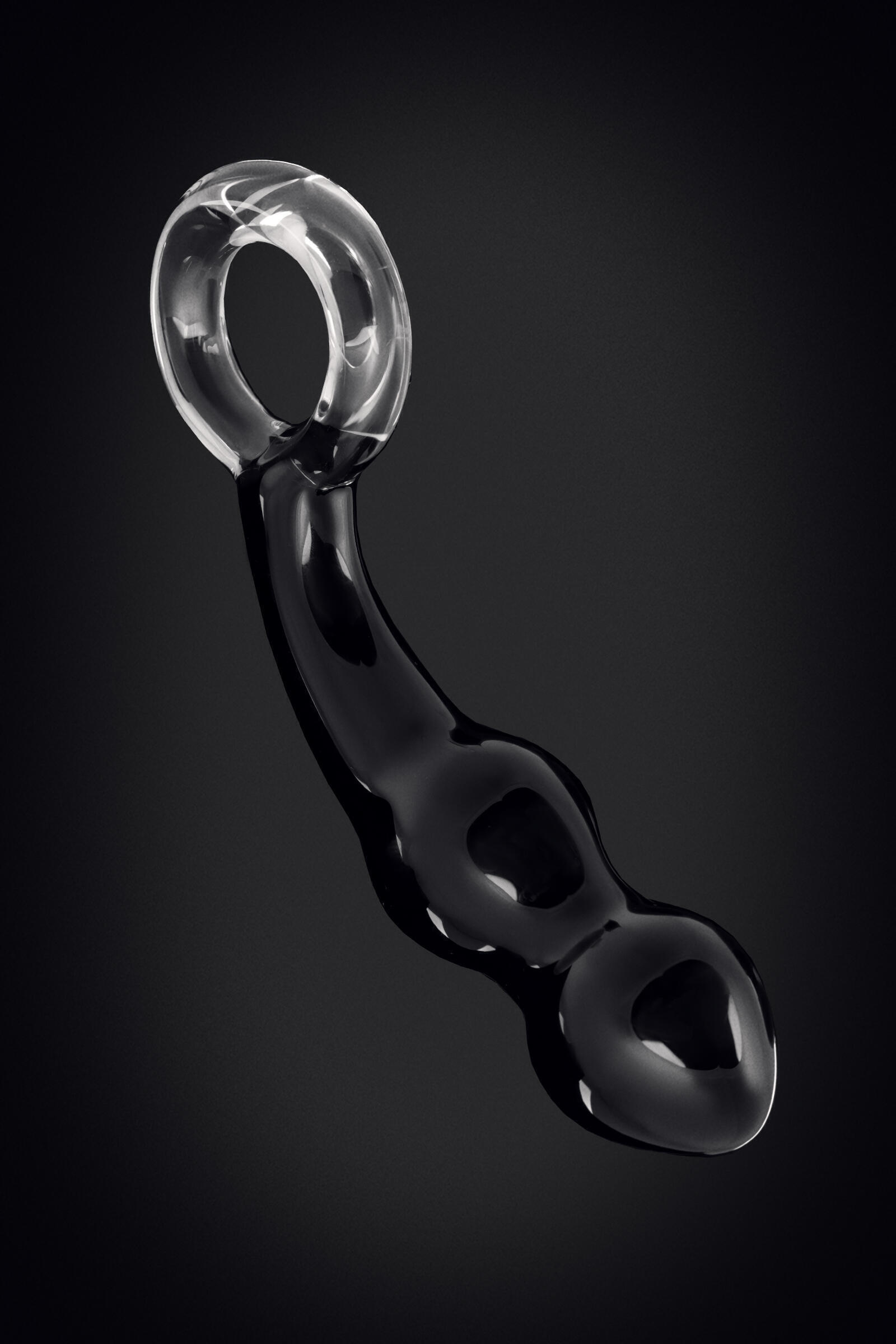 Стимулятор простаты Sexus Glass стеклянный с ручкой-кольцом, чёрный