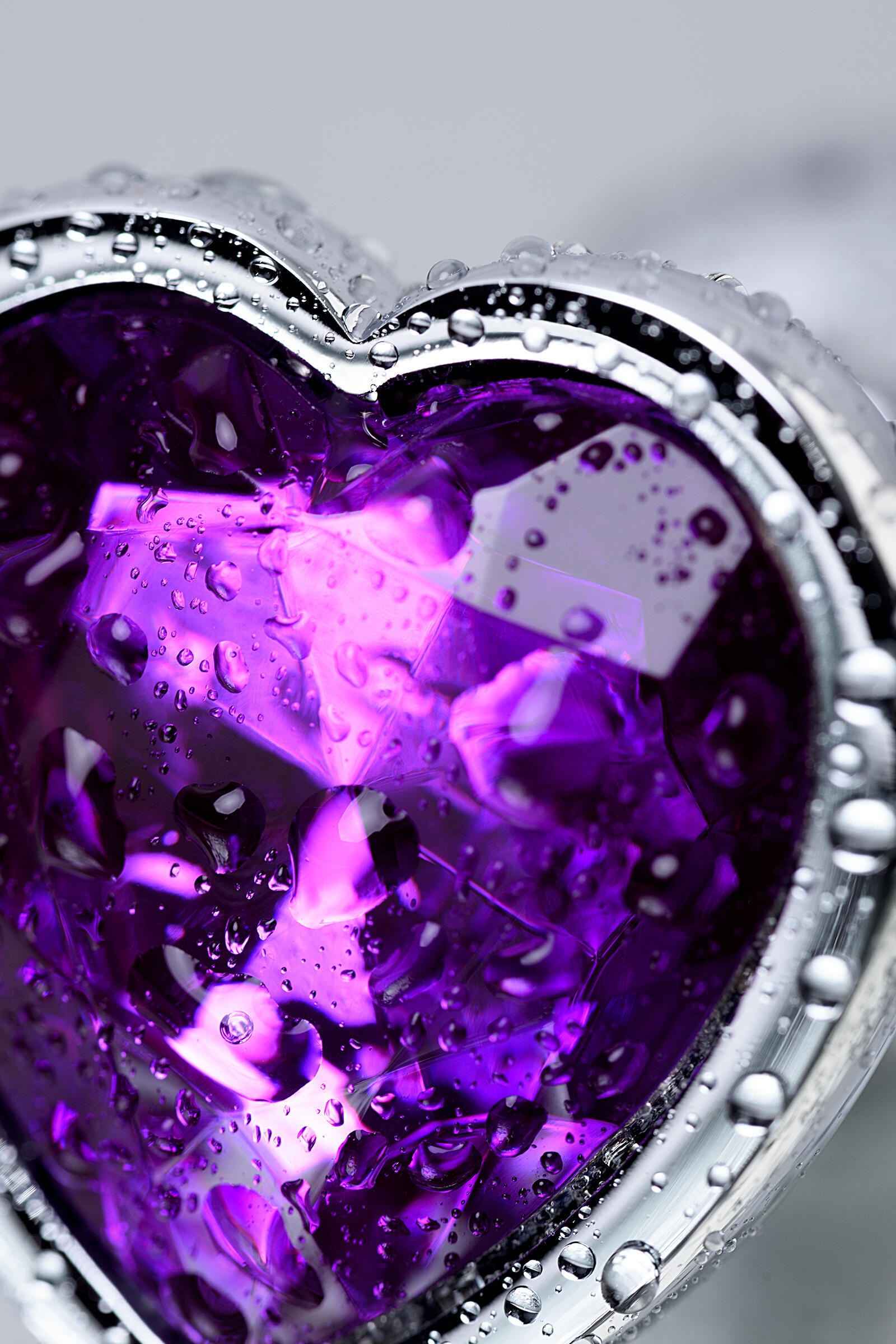 Анальная пробка Metal by Toyfa с кристаллом-сердце цвета аметист, серебристая