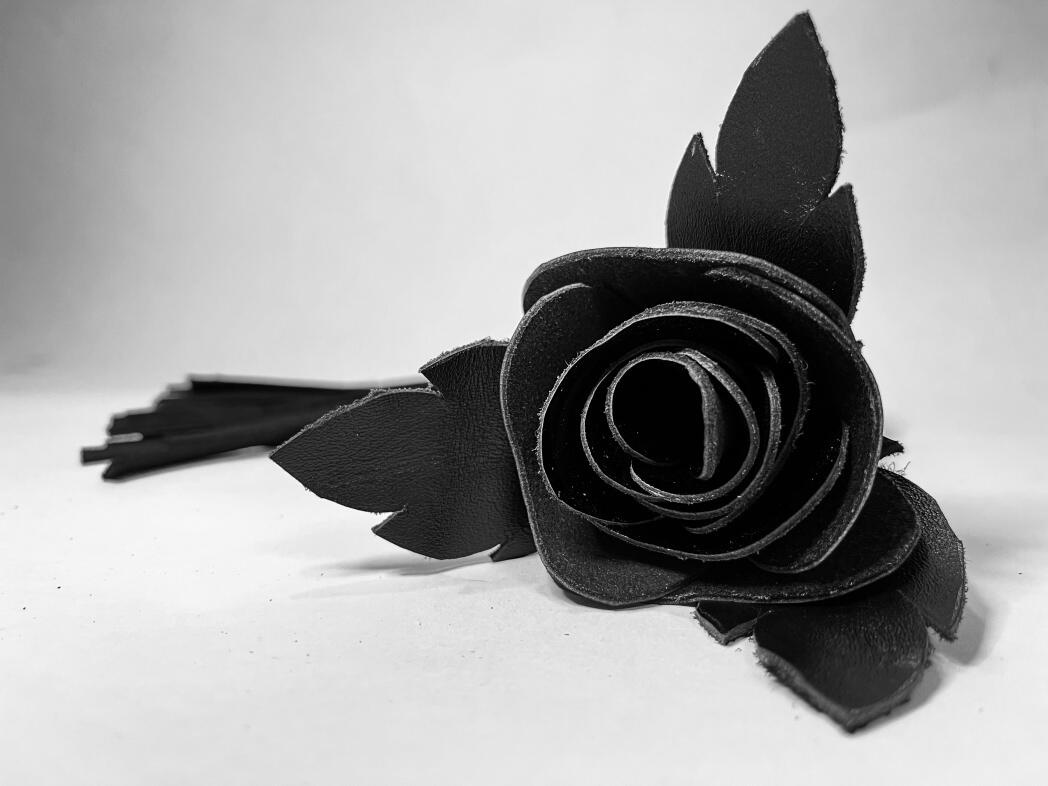 Плеть БДСМ Арсенал Чёрная Лаковая Роза с замшевыми хвостами, 40 см