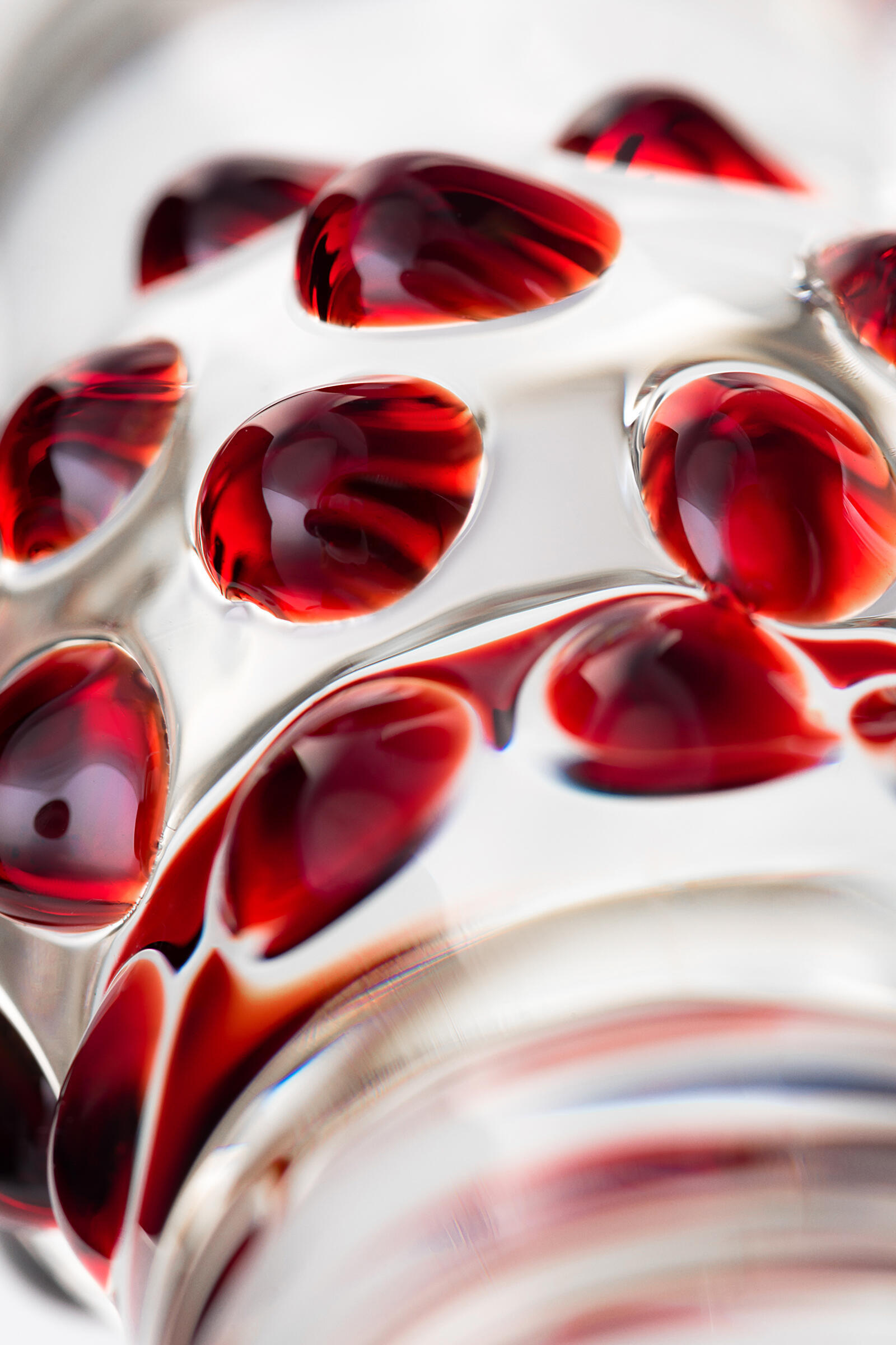 Двусторонний стеклянный фаллоимитатор Sexus Glass с красными точками, бесцветный
