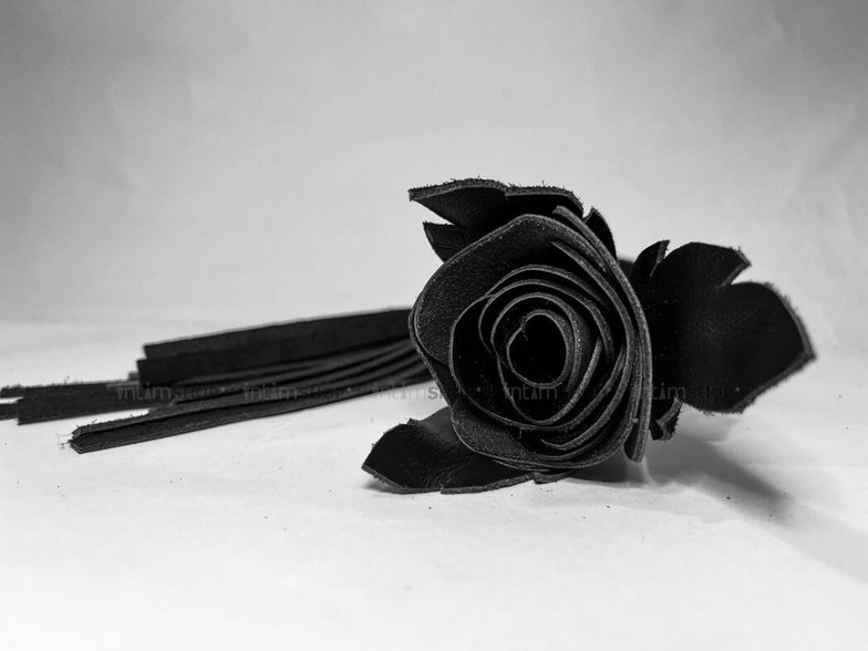фото Плеть БДСМ Арсенал Чёрная Лаковая Роза с кожаными хвостами, 40 см