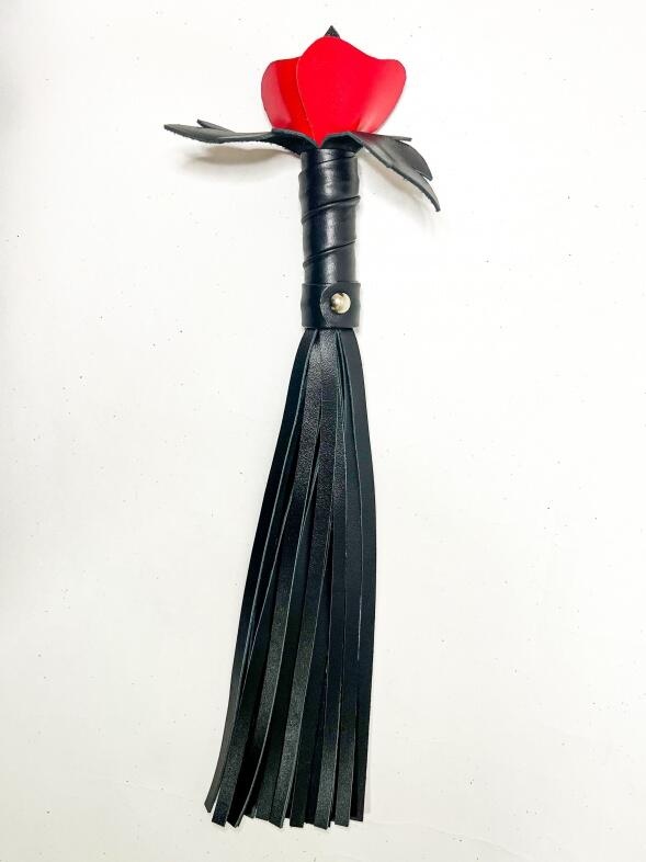 Плеть БДСМ Арсенал Красная Лаковая Роза с кожаными хвостами, 40 см
