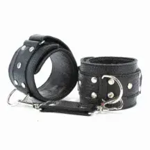 Наручники BDSM Арсенал с клепками на липучке, черные