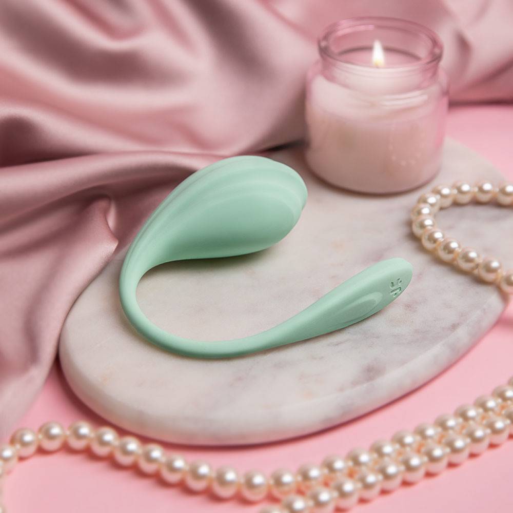 Виброяйцо Satisfyer Smooth Petal, зеленое